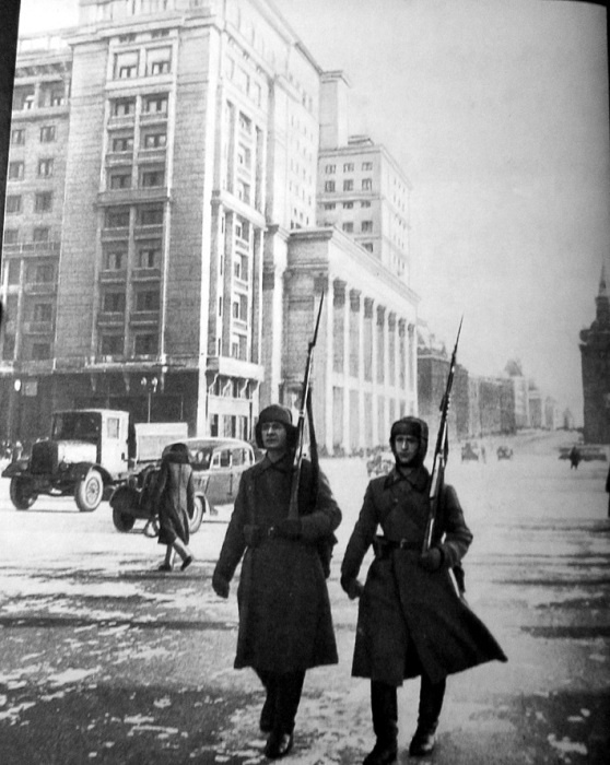 Патрулирование улиц Москвы в 1942 году (Источник: https://kulturologia.ru/files/u18476/Moscow-7.jpg)