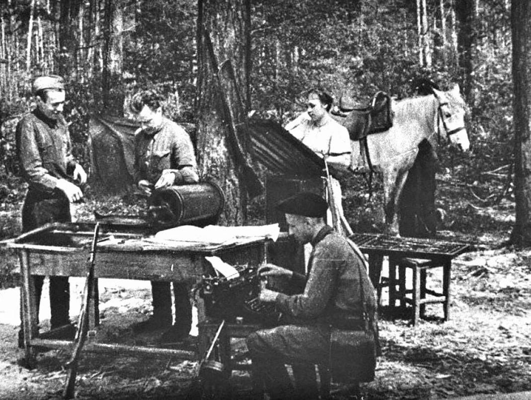 Редакция и типография газеты «Партизанская правда». На переднем плане редактор газеты Н.П. Коротков, печатник И.А. Мосин, представитель Орловского обкома ВКП(б) Н.Н. Алешинский. На заднем плане – наборщица Н. Хмеличенкова. 1942 год. / ФОТО И. Вейнирович