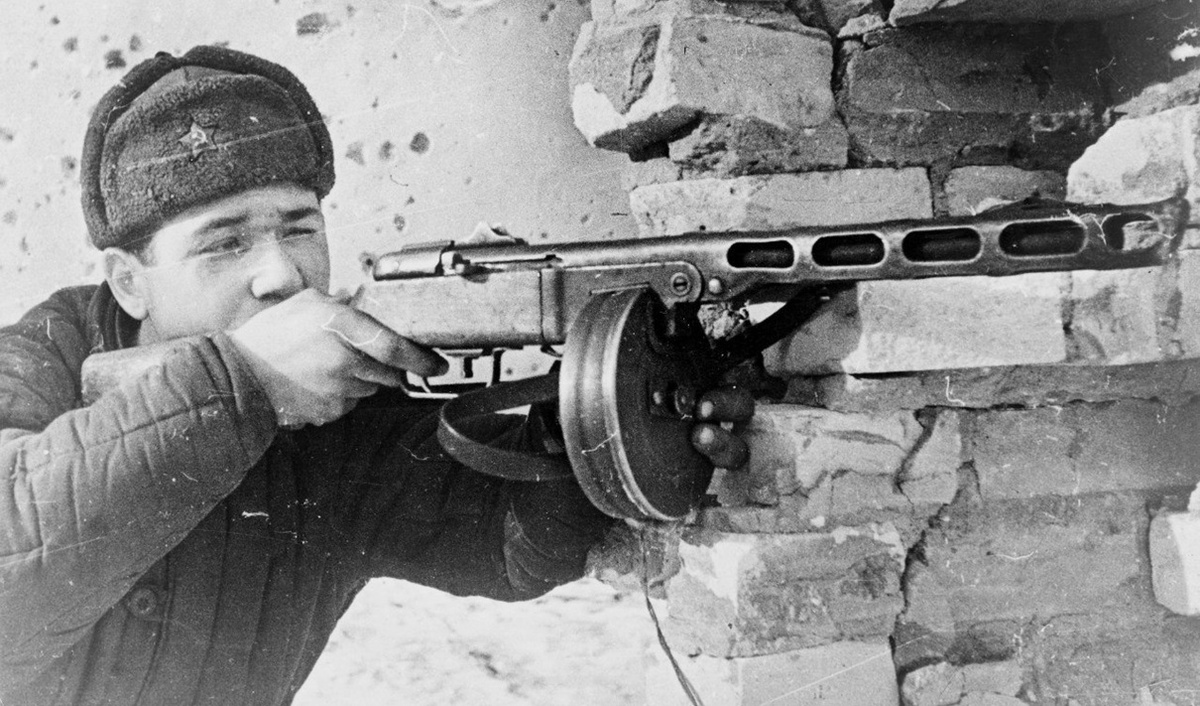 На фото: Какой пистолет-пулемёт лучше? Советский пистолет-пулемет ППШ во время ВОВ. Источник: https://i01.fotocdn.net/s207/ca78181a45c84448/public_pin_l/2463865842.jpg
