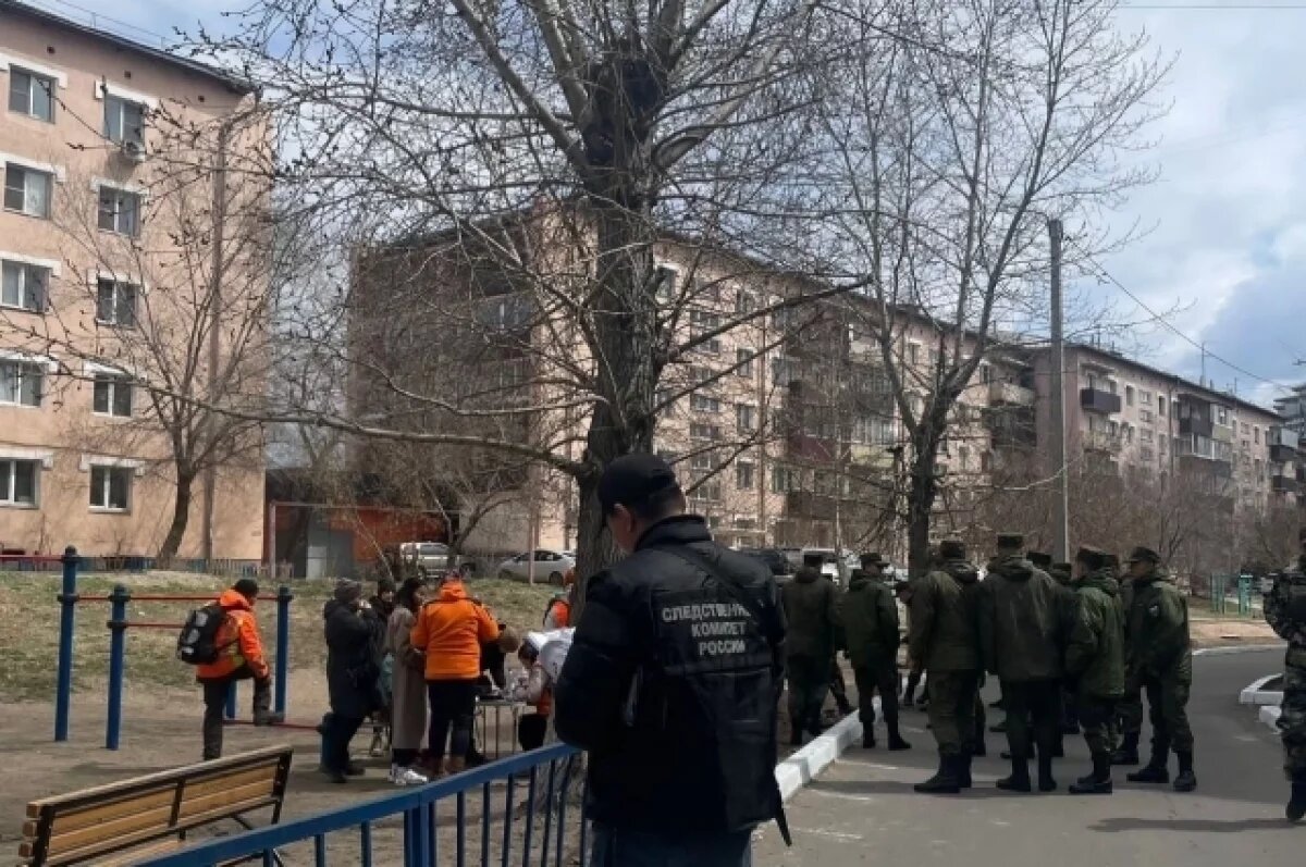    Опытные следователи внимательно осматривали каждый метр территории.