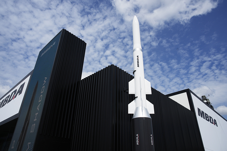 Компания MBDA выступила партнёром проекта по производству дальнобойных ракет. | Фото: Lewis Joly/AP/TASS