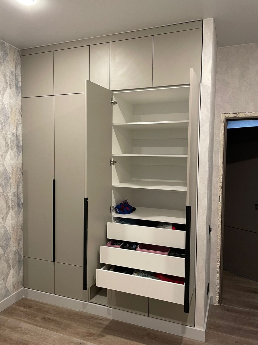 Встроенный распашной шкаф в детскую от производителя шкафов на заказ Hansa Mebel