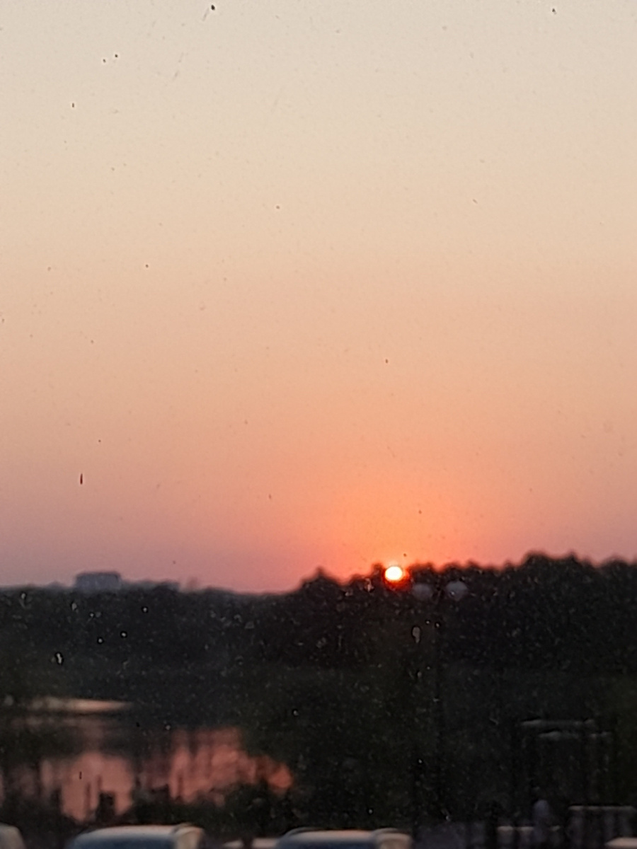 Пусть тут будет наш размытый закат из окна.