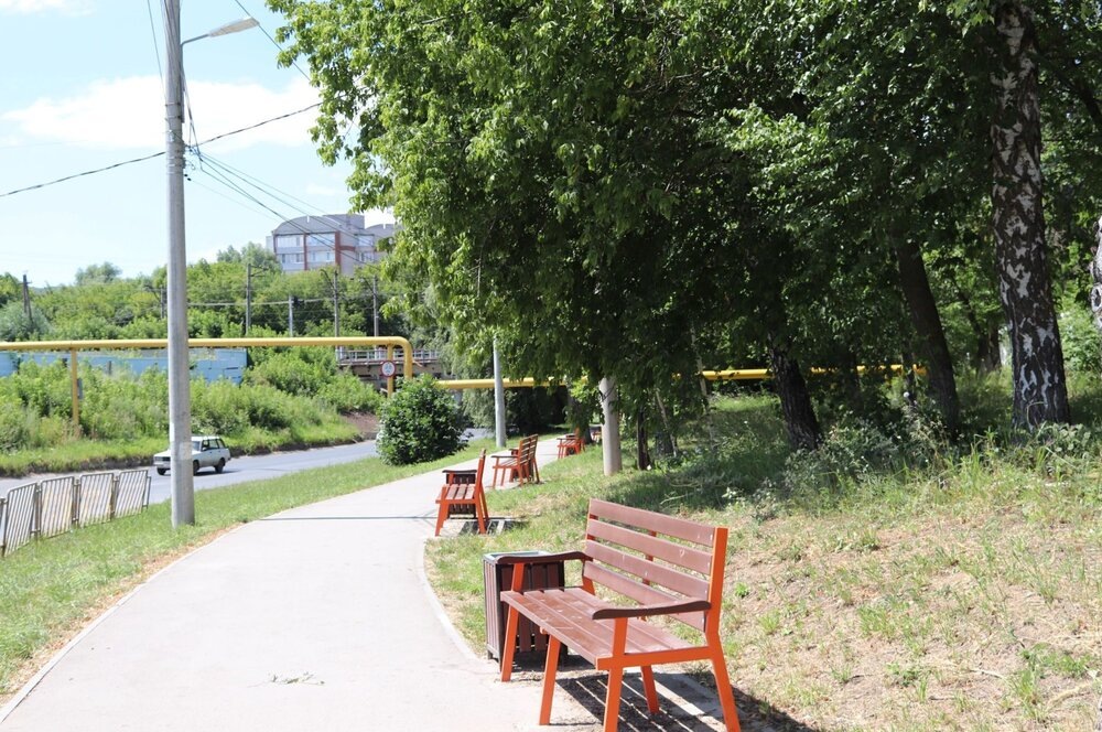 Лавочки и урны это хороший признак благоустройства. Но рядом дорога и сидеть на лавочках не лучший вариант для отдыха людей.