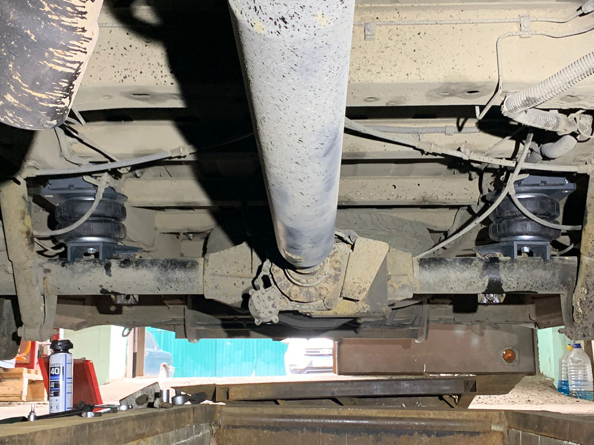 Перед началом выполнения работ были подготовлены поверхности для монтажа элементов вспомогательной пневмоподвески, собраны и установлены кронштейны с подушками. Воздушная магистраль проложена вдоль лонжеронов рамы и надежно закреплена.

