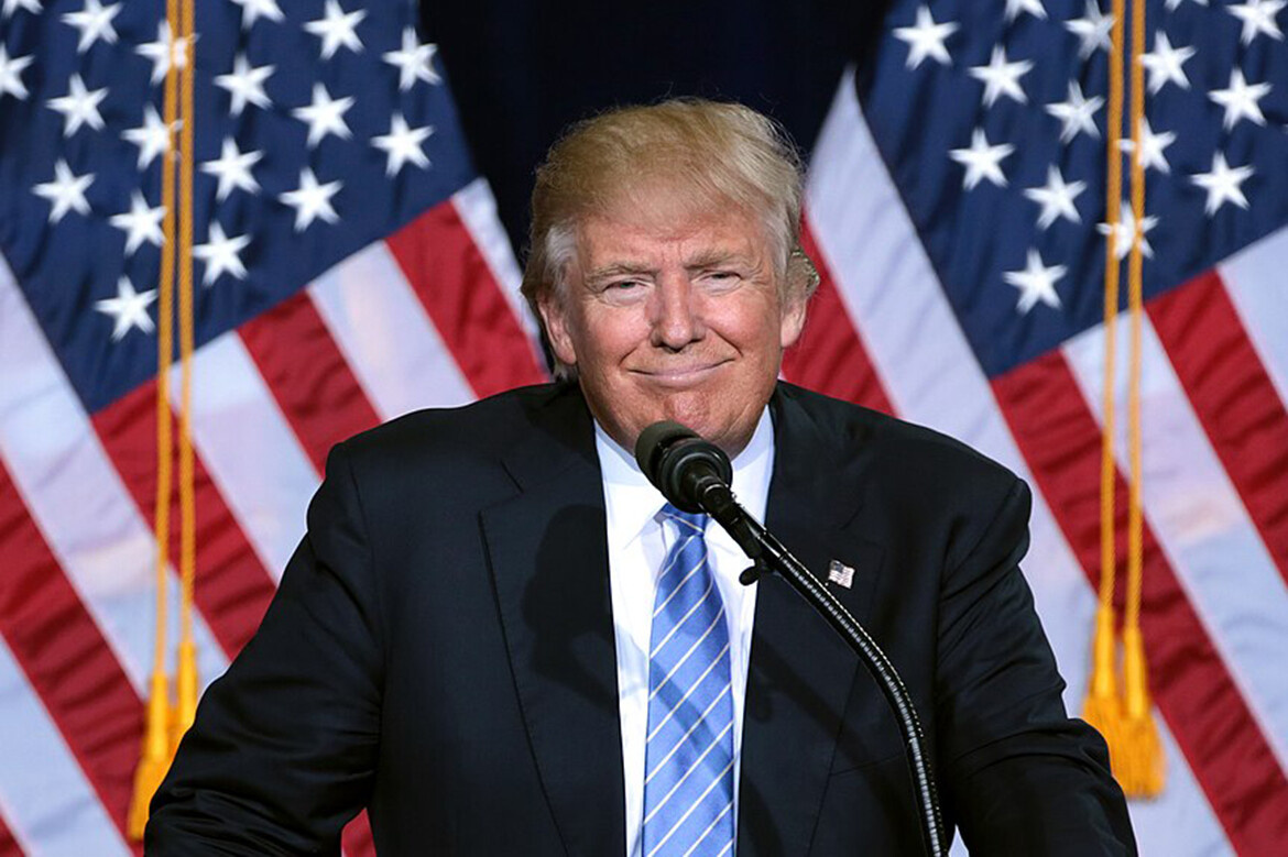 ​Трамп, как настоящее воплощение political animal, сразу же перевернул неудавшееся покушение в свою пользу – продемонстрировал бойцовский дух, будучи раненым, и тем самым сформировал эффектную предвыборную медиакартинку. Фото: ru.wikipedia.org , CC BY-SA 3.0