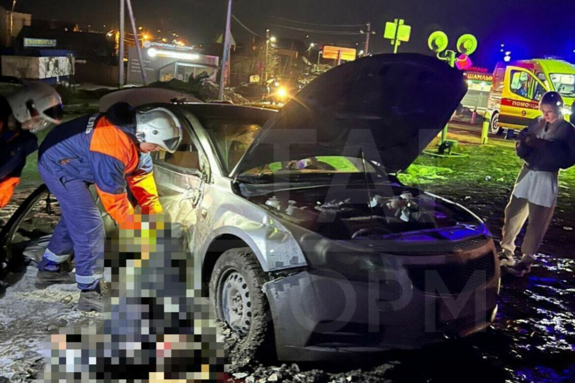 ​На железнодорожном переезде в районе Дербышки легковушка столкнулась с грузовым составом. Фото: Очевидцы