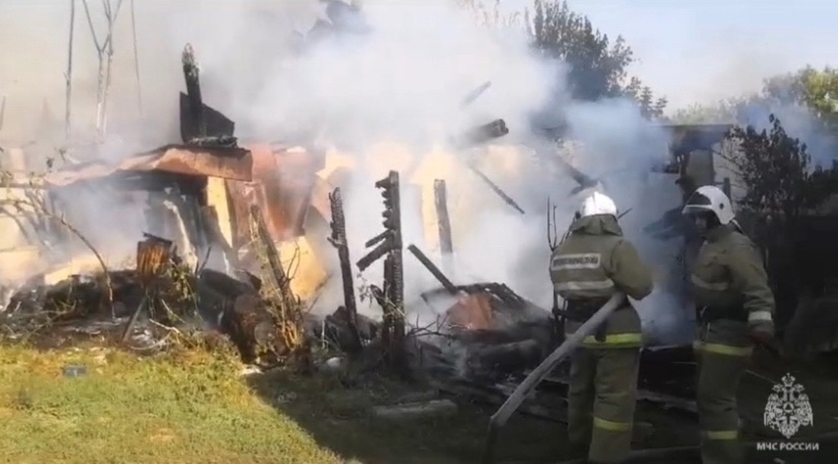     Пожар повредил 2 дома и хозпостройки в Курской области
