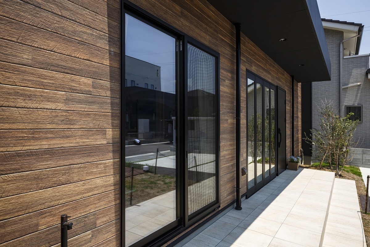 Фасад отделан гибкой доской