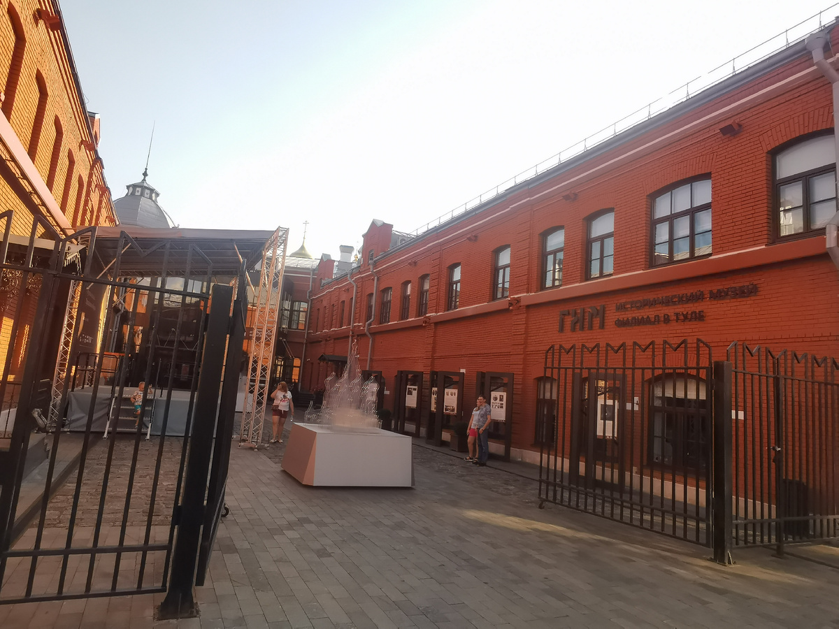 вход в ГИМ со стороны Казанской набережной 