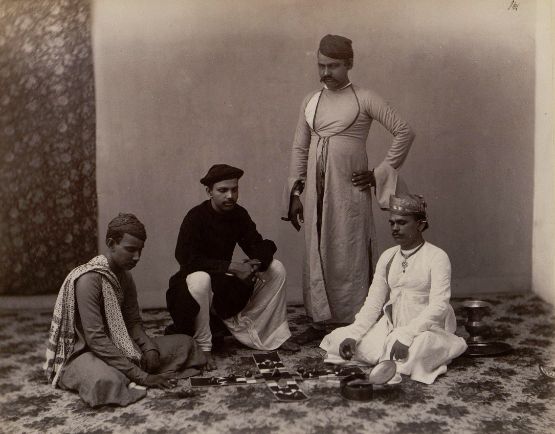 Группа неизвестных мужчин, играющих в игру по типу шахмат (?). Неизвестный фотограф. Индия, 1880-е гг.