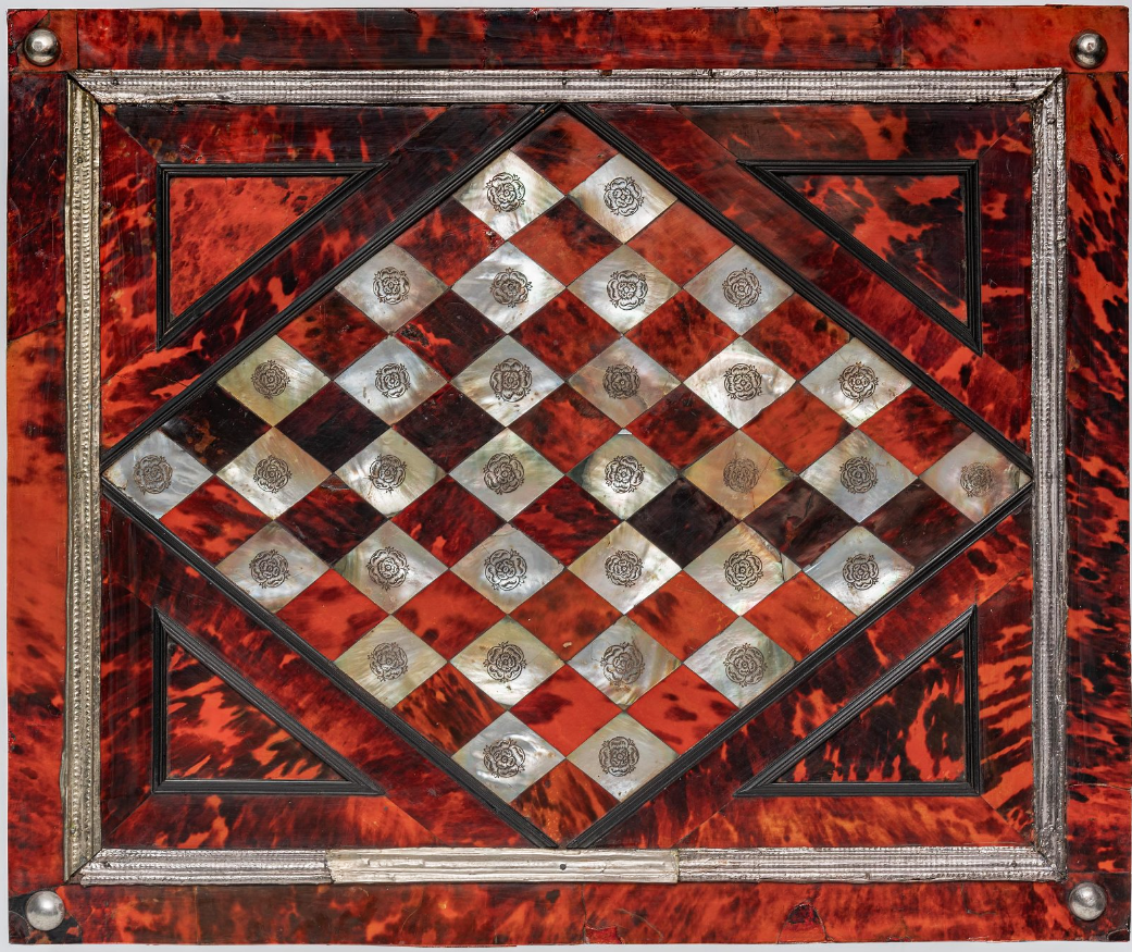 Ларец для игры в трик-трак. Западная Европа, XVII в. Черепаха, перламутр, дерево, серебро, гравировка, тиснение