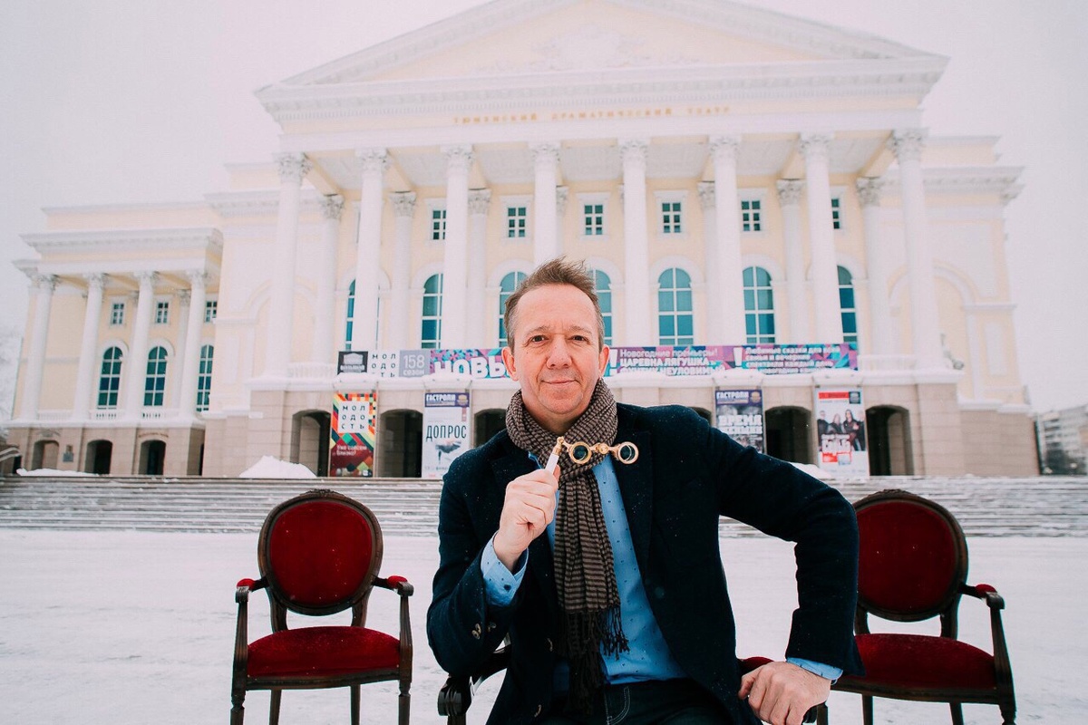 Сергей Осинцев на фоне тюменского драмтеатра / Фото: tdt.kto72.ru
