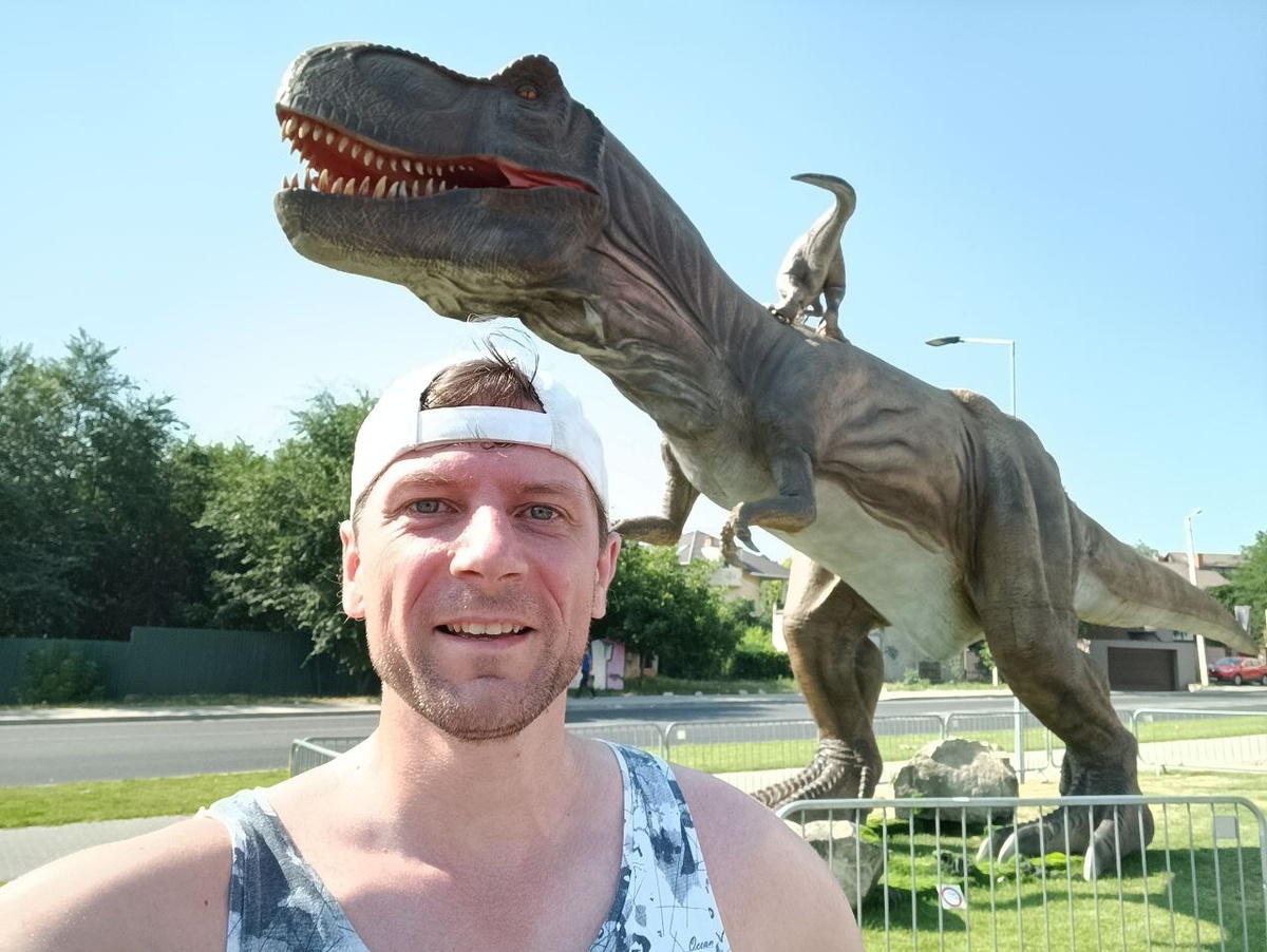 Пробежка с динозавром. :) 