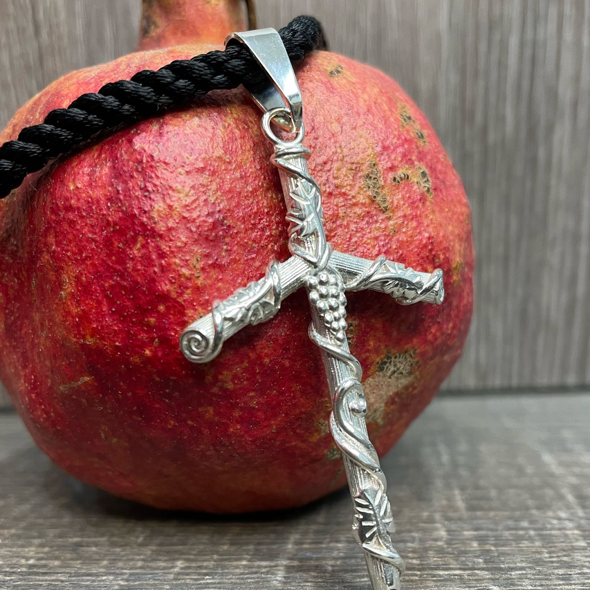 Крест святой Нино в виде виноградной лозы