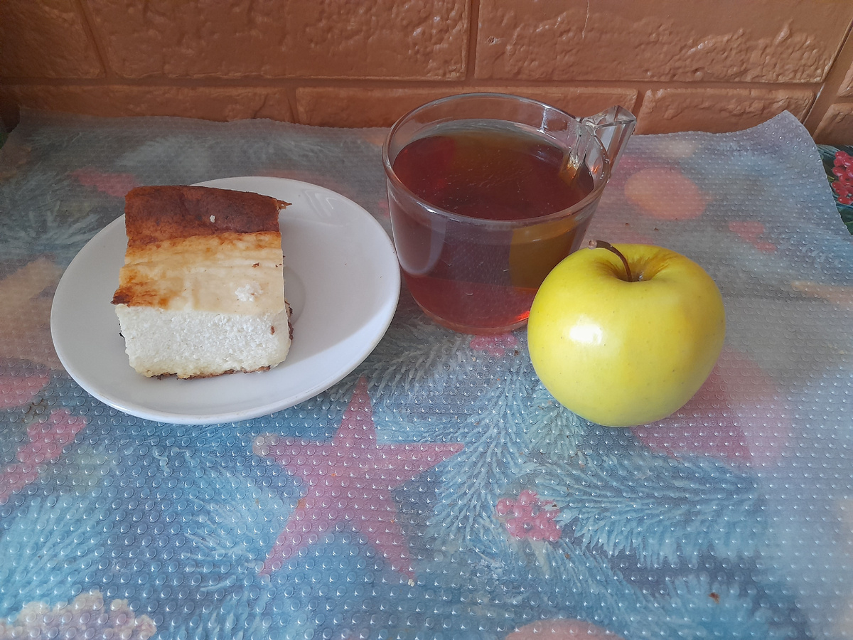 Перекус. Запеканка, чай, яблоко.
