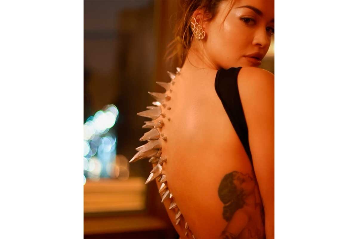 ritaora / Instagram (входит в корпорацию Meta, признана экстремистской и запрещена в России)📷Рита Ора с накладным «ирокезом» вдоль позвоночника
