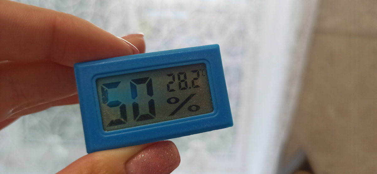 Это под кондиционером днём. 