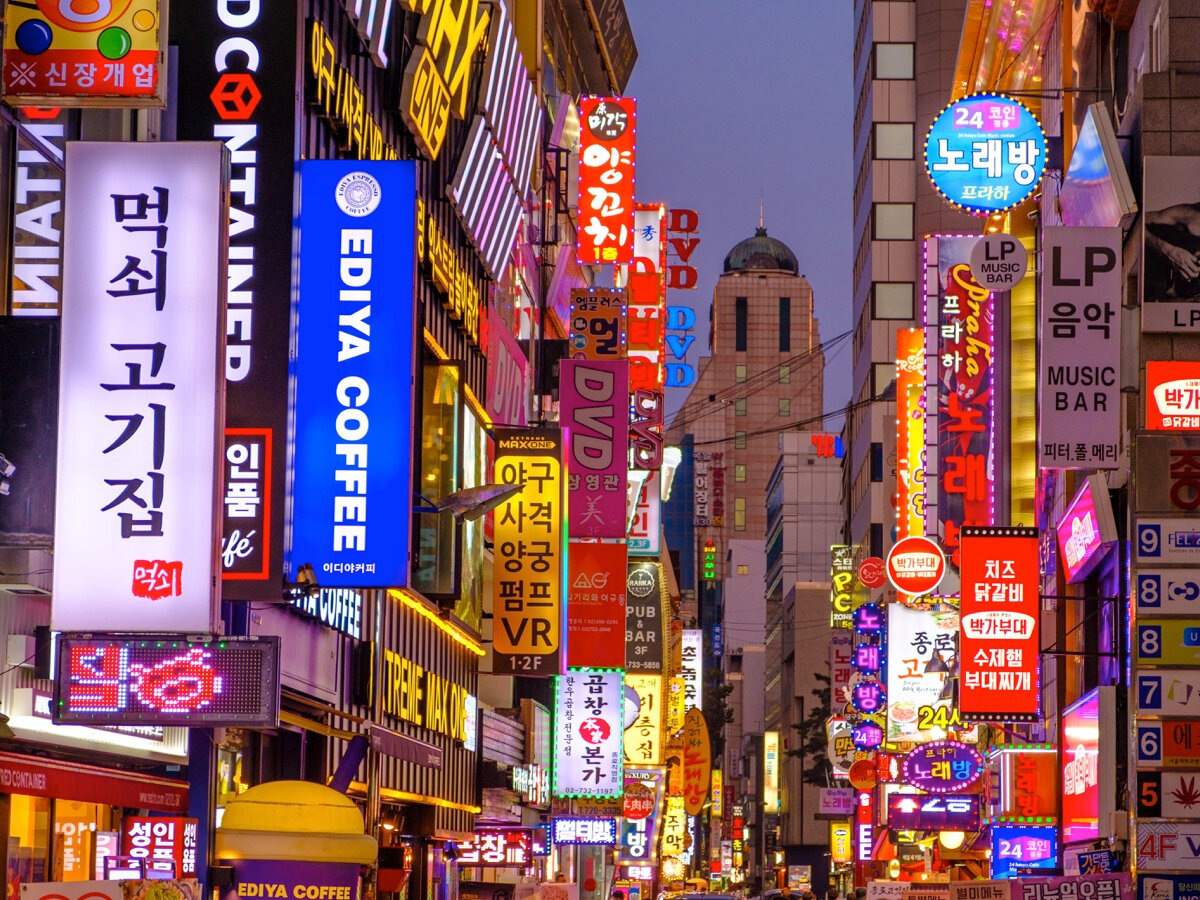 Неоновые вывески на улице Сеула. Автор: Yu Kato