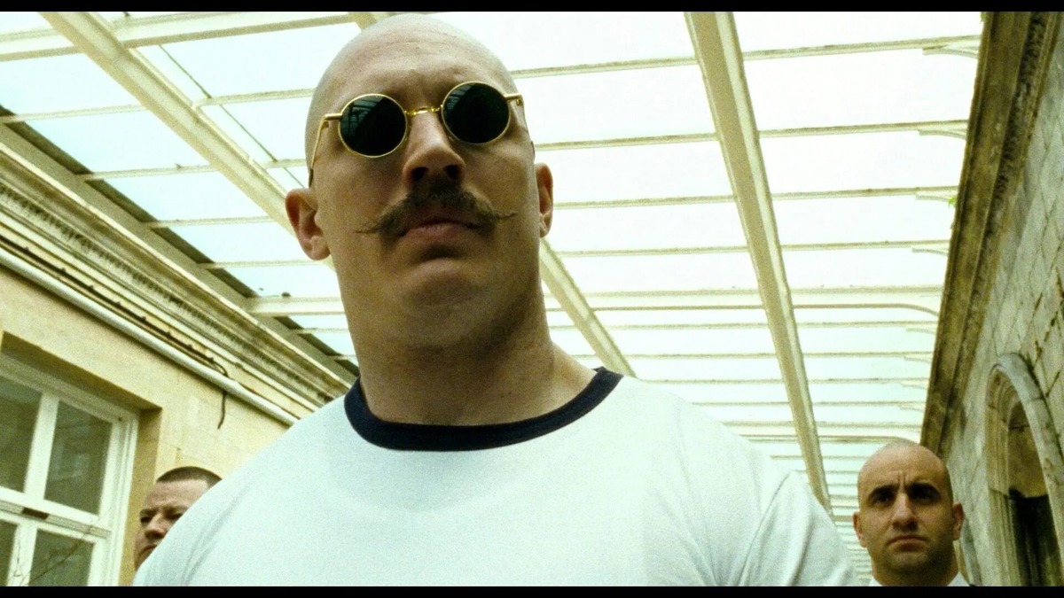 История жизни британского заключённого Чарльза Бронсона, урождённого Майкла Гордона Питерсона из благополучной британской семьи среднего класса. Бронсон провёл в одиночной камере за различные нарушения почти 40 лет.