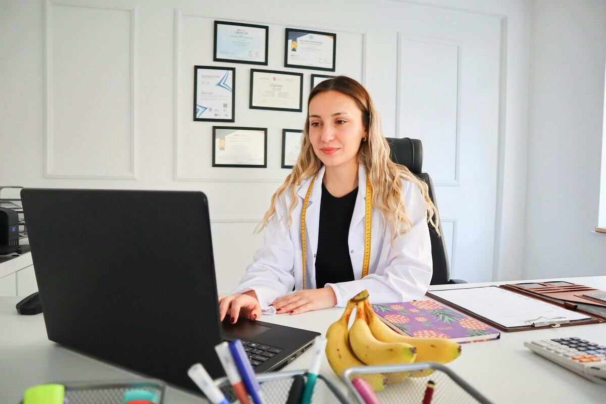 Нельзя допустить ситуации, при которой человек без медицинского образования распространяет советы и не несет за них ответственности.  Фото: unsplash.com