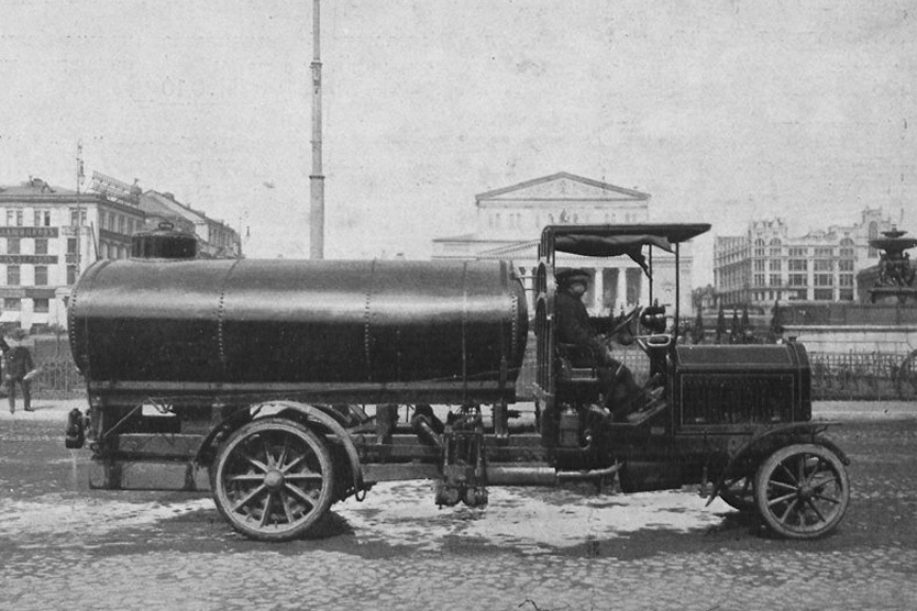 Поливальная машина на улицах Москвы 
Фото: PastVu