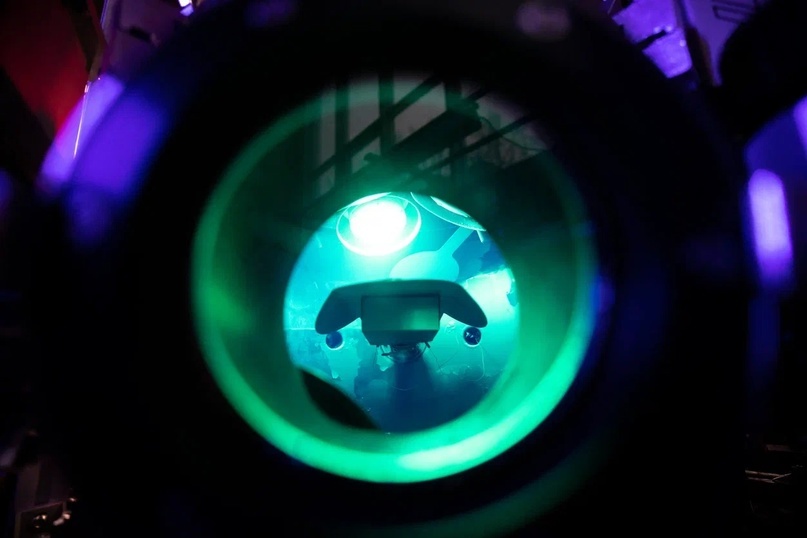 Фотография окна вакуумной камеры установки «Змей-Горыныч»