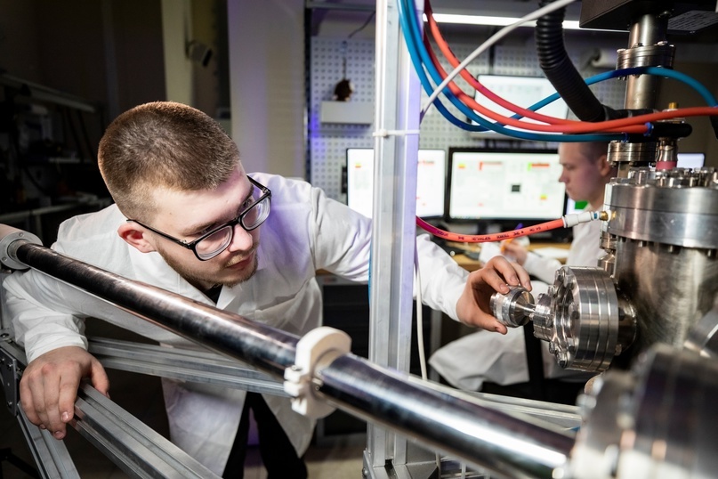 Фотография работы с вакуумной установкой «Змей-Горыныч»