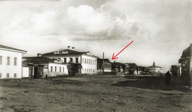 Рис. 1. Базарная улица. Объект обозначен красной стрелкой. Ориентировочно, конец XIX – начало XX вв.
