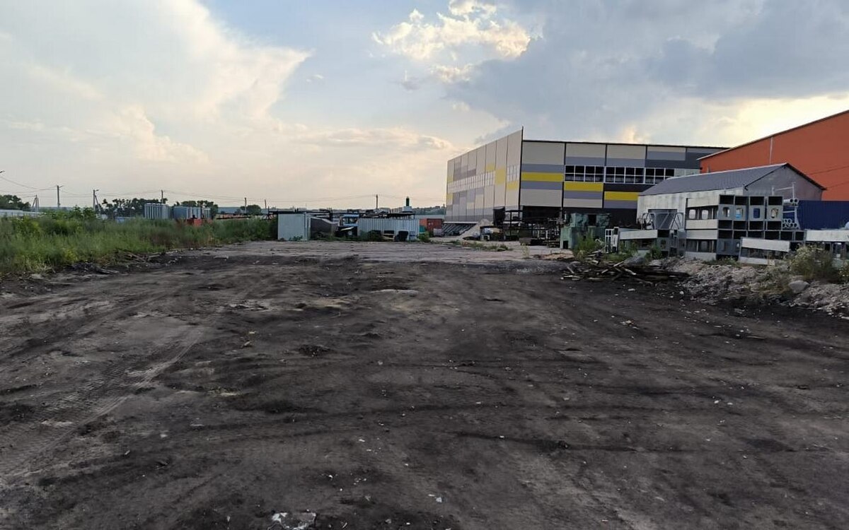   Ангар раздора на территории воронежского завода по производству сельхозтехники ушел под снос Фото автора