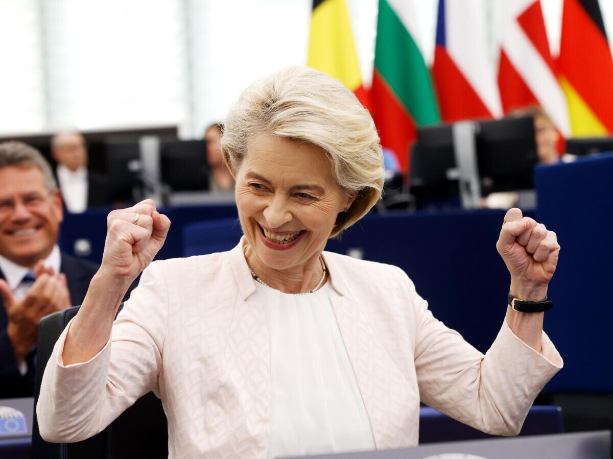    Урсула фон дер Ляйен после переизбрания на пост председателя Комиссии ЕС на заседании Европейского парламента в Страсбурге© AP Photo / Jean-Francois Badias