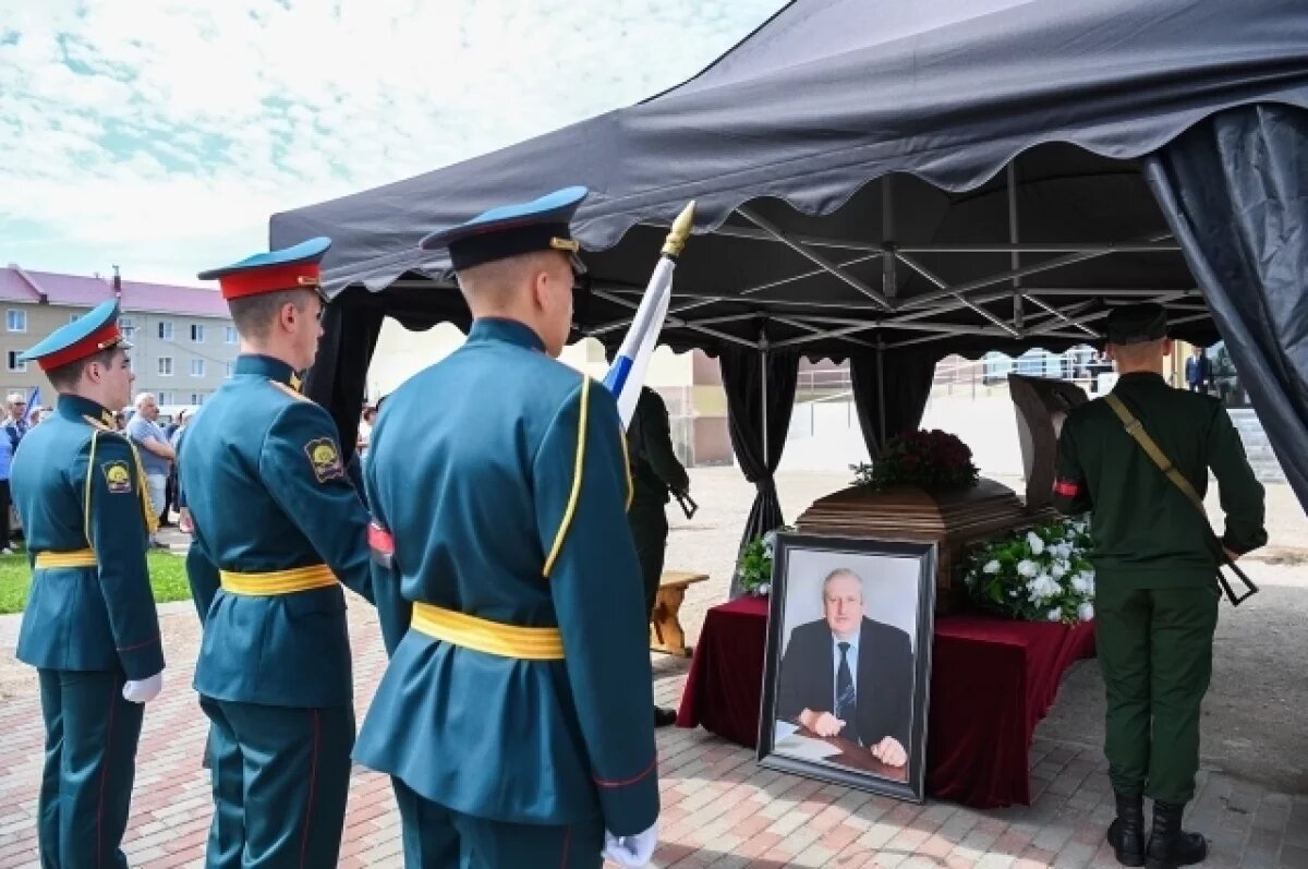    Появились снимки с похорон главы Андреапольского округа Николая Баранника