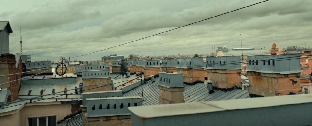    Казанова спасается по петербургским крышам в первом сезоне. Фото:  Кадр из фильма