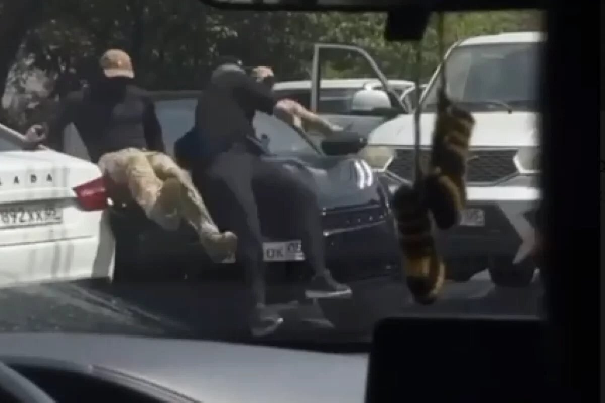    В машине махачкалинца, сбившего полицейских, находились ещё два человека