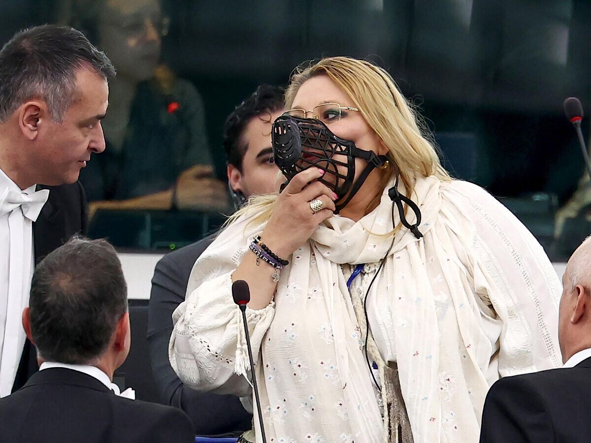    Депутат от Румынии, лидер партии S.O.S. Romania Диана Шошоакэ на заседании Европарламента© AFP 2024 / FREDERICK FLORIN