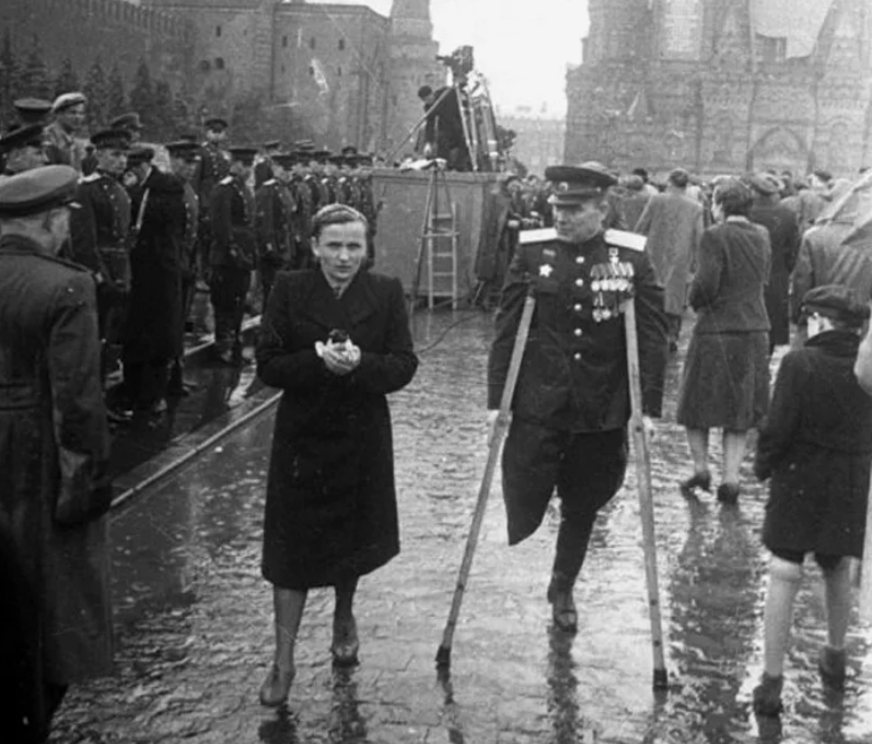 Генерал-майор Александр Васильевич Гладков  с супругой Верой Потаповной на Параде Победы.