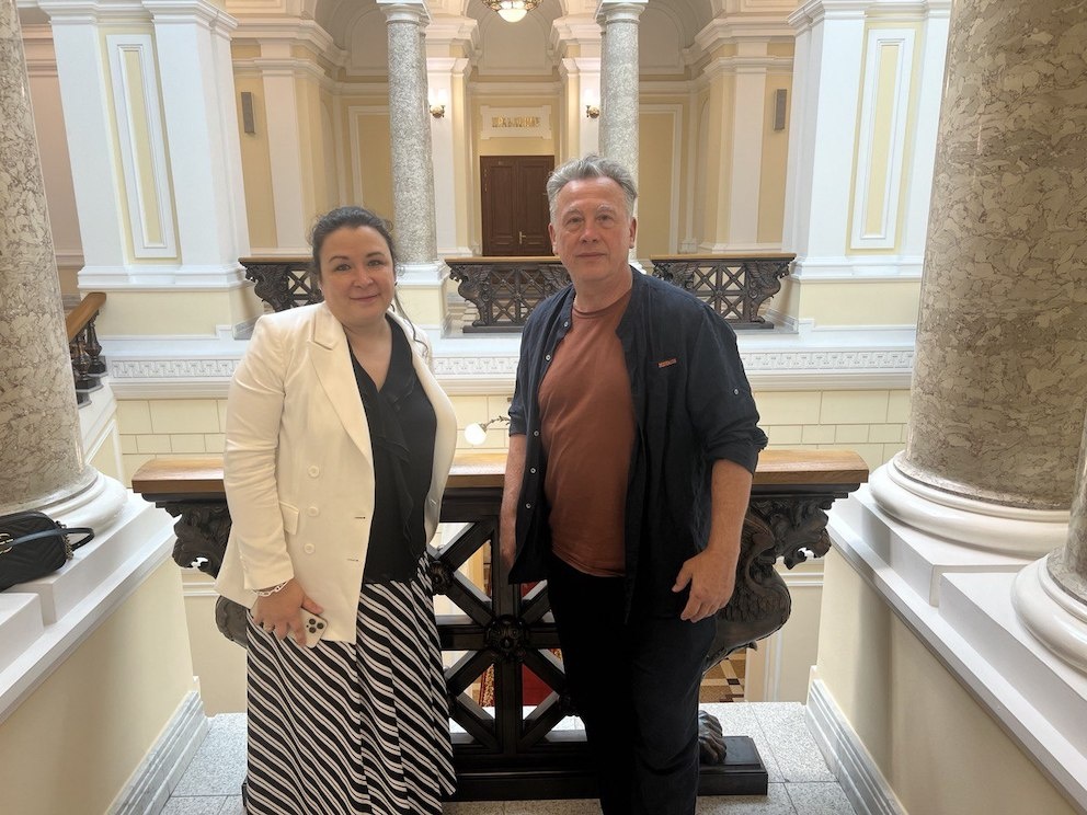 Руководители Ассоциации развития финансовой грамотности Вениамин Каганов и Евгения Лазарева в офисе Центрального банка России. Они здесь не в гостях, у партнёров.  