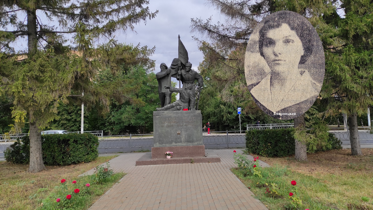 Город Сызрань. Сад имени Ленина (Кузнецкий парк). Памятник Борцам за дело революции. 2022 год.
