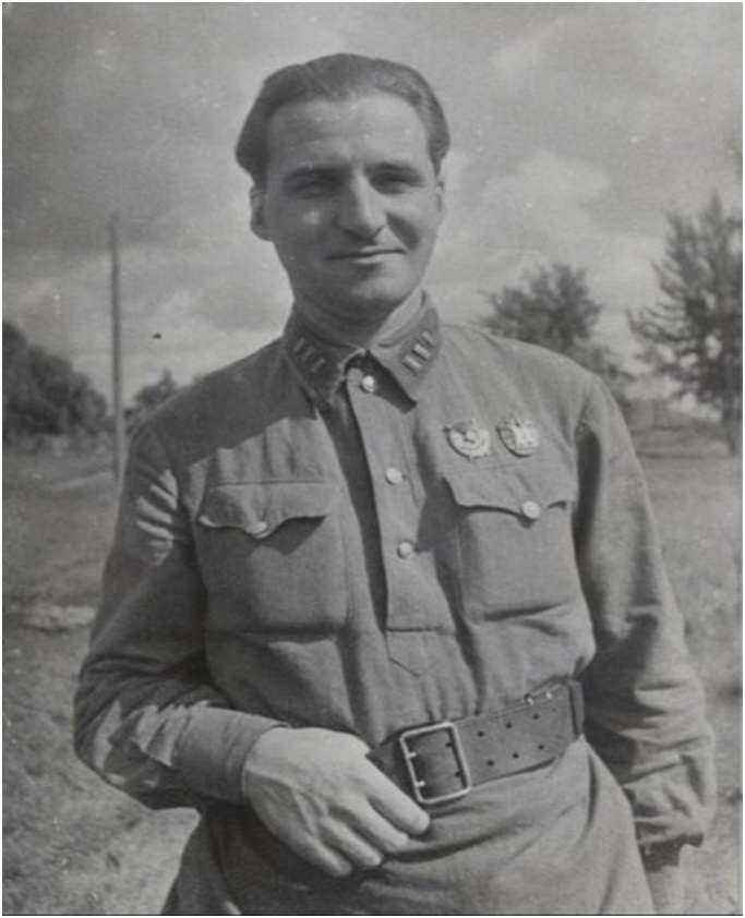 3 мая 1942 г. старший батальонный комиссар (соответствует подполковнику) К. М. Симонов удостоен ордена Красного Знамени .