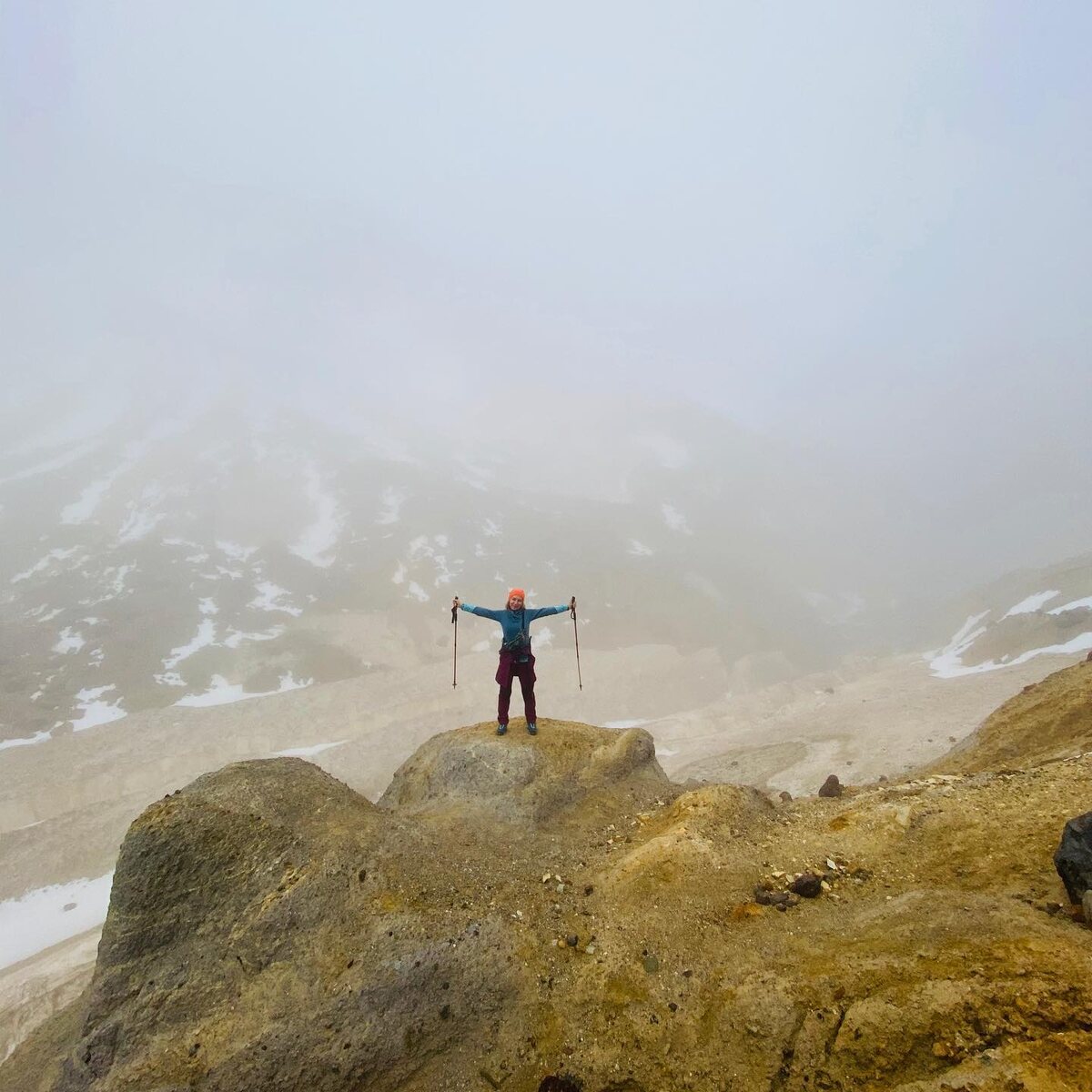 Восхождение на вулкан. Туман отчетливо попахивает тухлыми яйцами