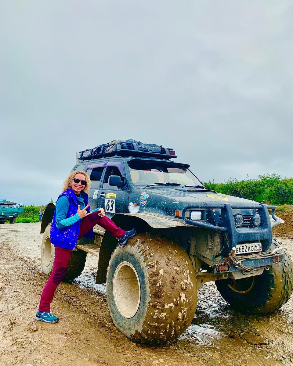 Вот на таких джипах комфортно передвигаются по Камчатскому бездорожью