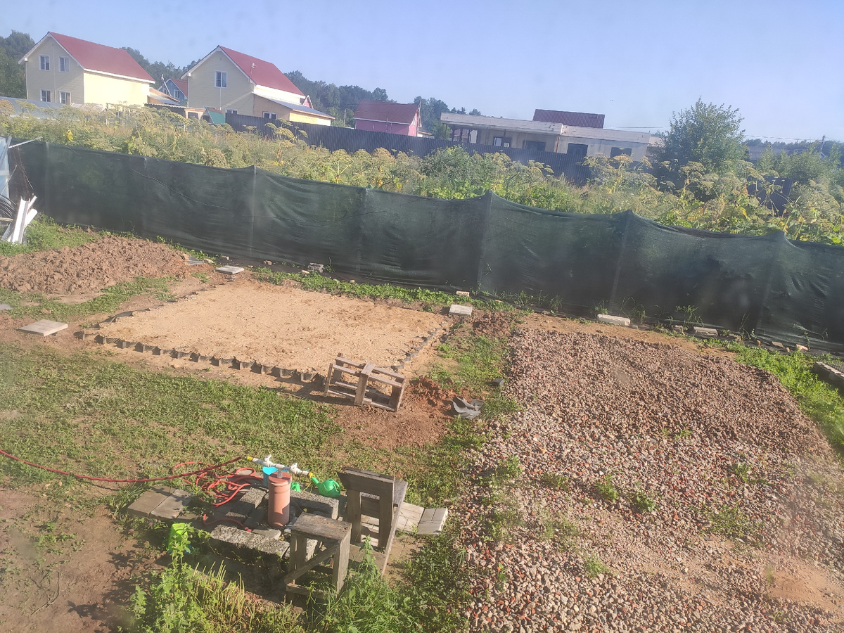 Под плитами железные опоры 