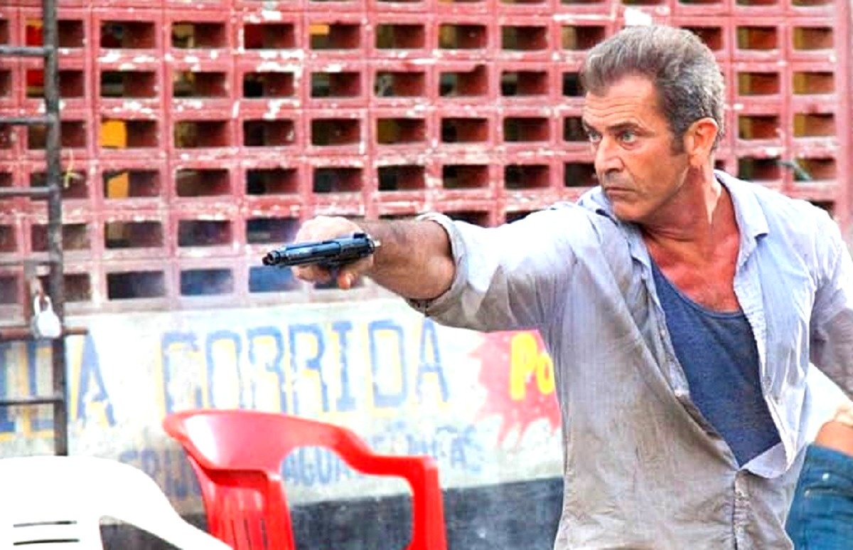 Долгая дружба с чернокожим напарником в "Смертельном оружии" не довела до добра. Гляньте, как "пушку" по гангста-рэперски стал держать. 