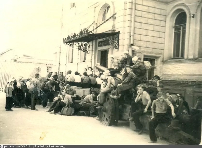  📷 📷 📷 📷 📷 📷 📷 📷 📷 📷 📷   Немецкая гаубица с неразорвавшимся снарядом 30 лет простояла во дворе музея в Серпухове