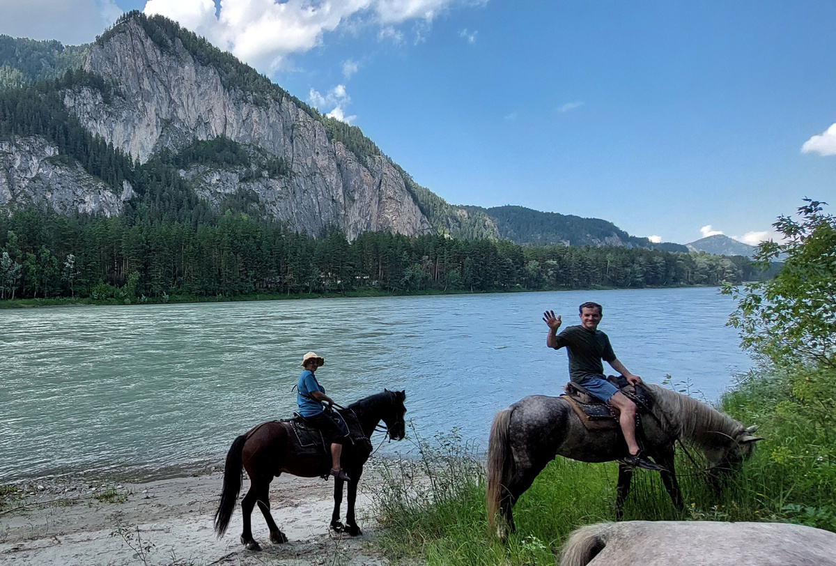 Наши покатушки верхом вдоль Катуни. Фото из личного архива.