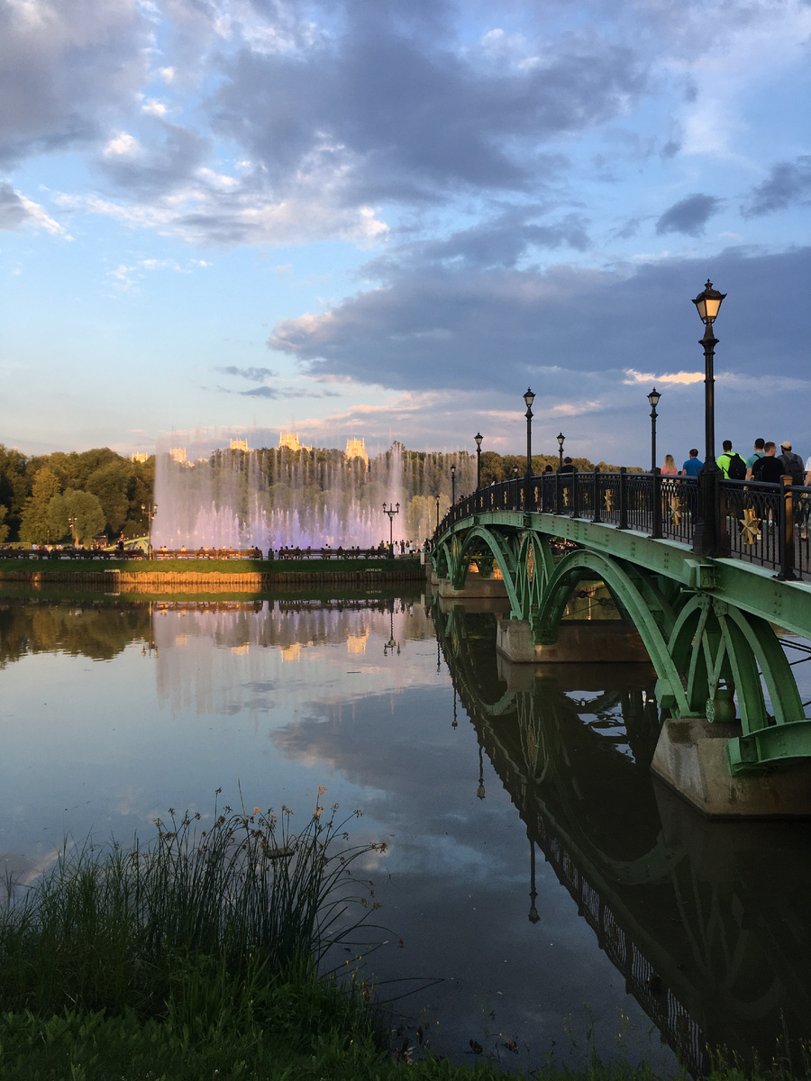 Светомузыкальный фонтан на Острове-подкове в Царицынском пруду