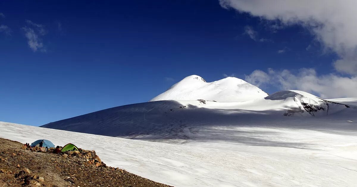 Высота: 5033 метра Расположение: Центральный Кавказ, Россия/Грузия
Сезон: май — сентябрь
Количество дней: 7-9
Средняя стоимость: от 45 000 руб.