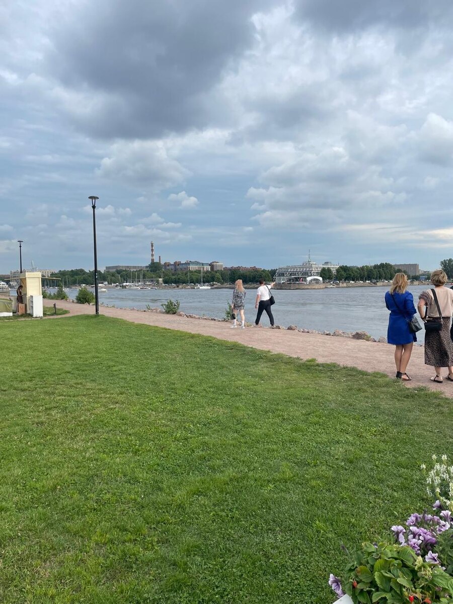 песчаная дорожка у воды