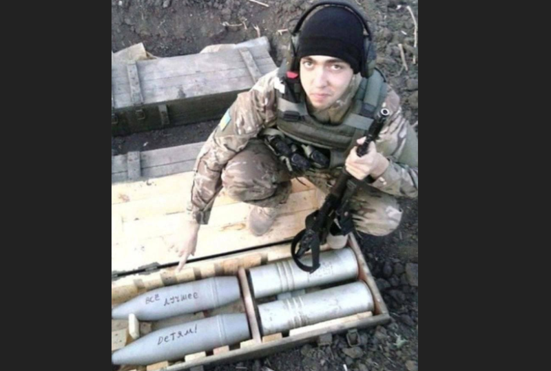    Украинский военный под Донецком в период Минских договоренностей. Надпись на снарядах: "Всё лучшее детям!". Источник: личный архив автора