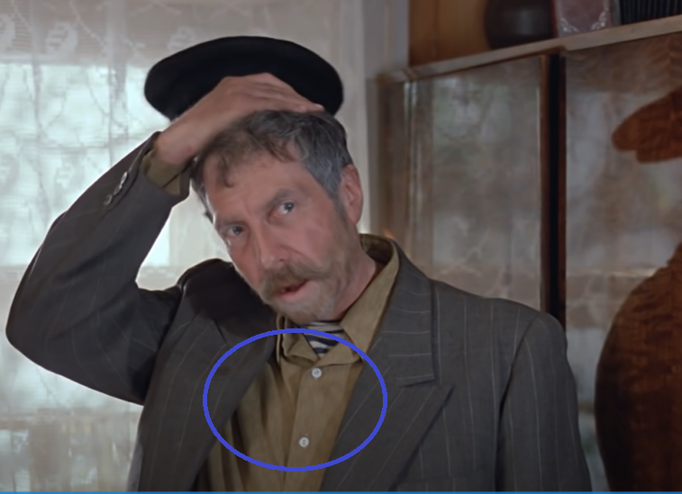 Фото: Киноконцерн «Мосфильм»📷Актер Сергей Юрский в роли дяди Мити, на герое поверх тельняшки надета рубашка темно-зеленого цвета (кадр из фильма «Любовь и голуби»)